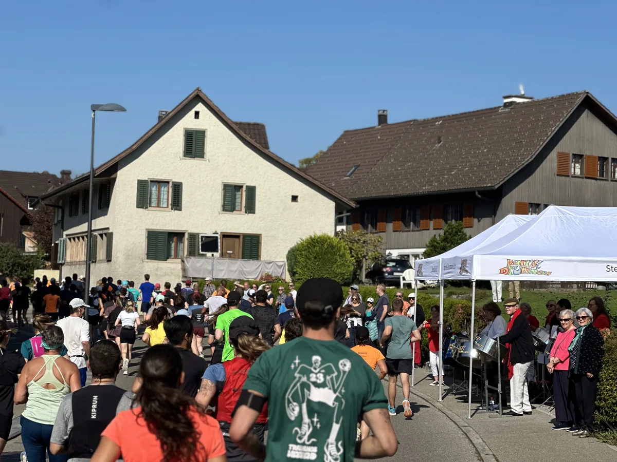 Eine Steeldrum-Band spielt am Rande des Greifenseelaufs.
